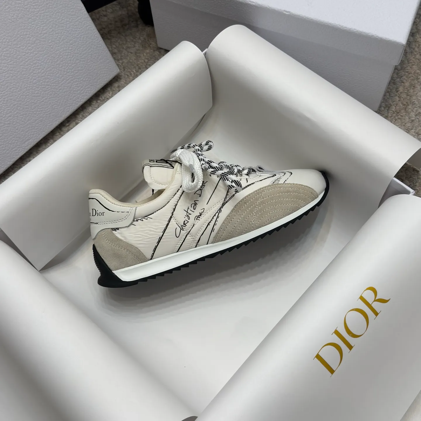 👟👟Ex-factory price 580👟👟 Original purchase and development 𝐂h𝐑𝐈𝐒𝐓𝐈𝐀𝐍 𝐃𝐈or This Dior Vibe Dior sneaker incorporates Dior's haute couture spirit and reinterprets the classic running shoes, moral training shoes. Forrest Gump shoes. Matched with Oblique Printed 3D printing technology reproduces the original fabric to create a contrasting modern style. The details are displayed with a 3D effect, and the iconic details of the logo decoration on the side and back are further embellished. It complements various casual or elegant items to create a modern look.  ✅The tongue is decorated with the Christian Dior PARIS Logo in 3 different colors and overlapping fabric lines. It is consistent with the original version. It is full of details. Welcome to compare and compare with the ordinary version on the market. ✅The original rubber TPU sole is decorated with the DIOR logo. The convex and concave rubber sole is decorated with the Christian Dior lucky star symbol. ✅Size: 35-40 (41 can be customized)